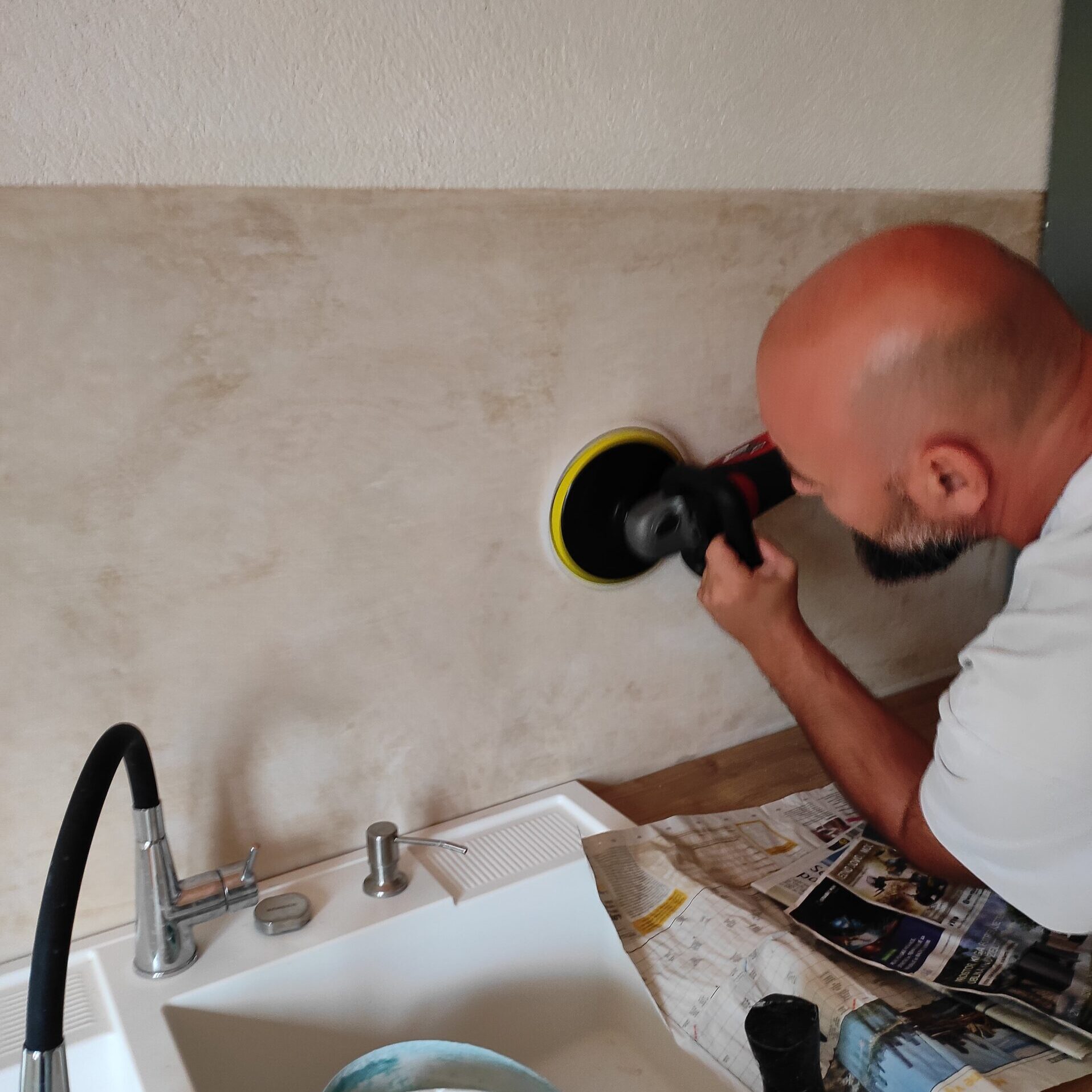 Polishing tadelakt with wax in the kitchen